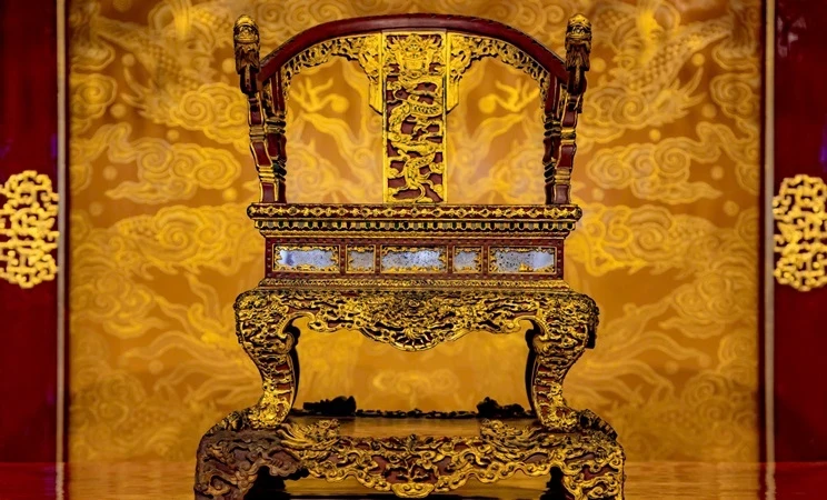 Trung tâm Bảo tồn di tích cố đô Huế đã đưa ngai vua triều Nguyễn về kho bảo quản, đồng thời trưng bày bản phục chế để tiếp tục phục vụ du khách. (Ảnh: CÔNG HẬU-XUÂN HIẾU)