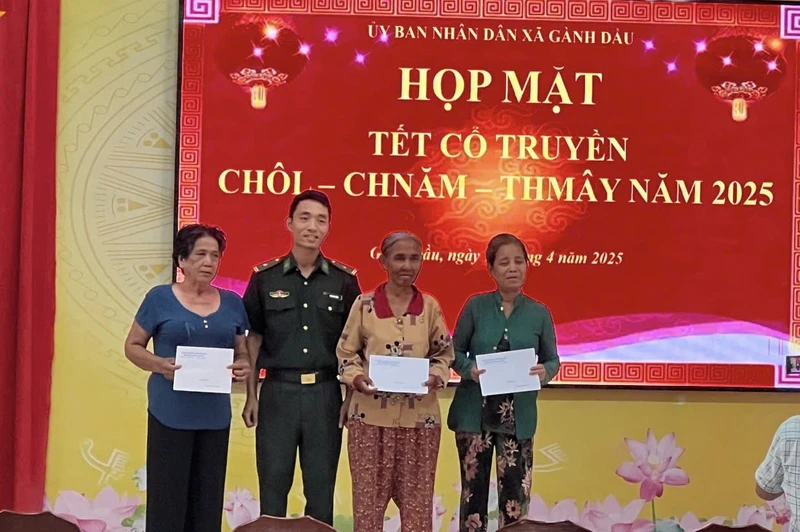 Đồn Biên phòng Gành Dầu trao tặng quà cho một số hộ đồng bào dân tộc Khmer.