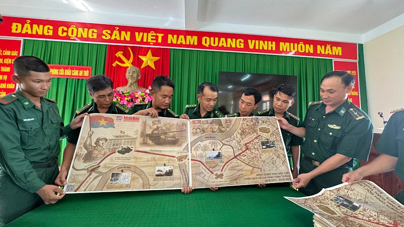 Cán bộ, chiến sĩ hồ hởi xếp hình bản đồ đường tiến công trong chiến dịch Hồ Chí Minh.