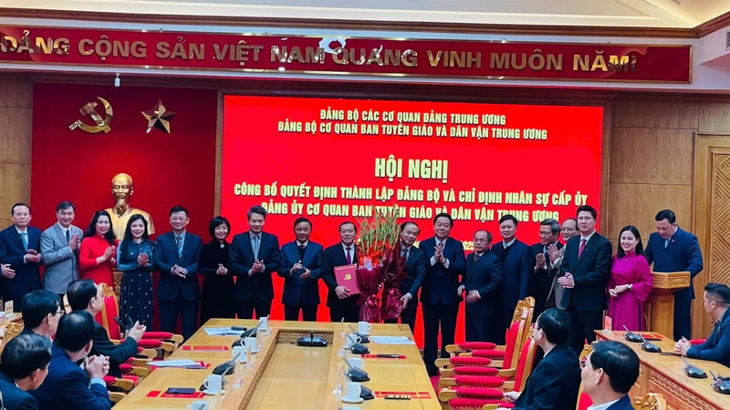 Các đồng chí Trần Cẩm Tú và Nguyễn Trọng nghĩa chúc mừng tập thể Ban Chấp hành Đảng bộ Cơ quan Tuyên giáo và Dân vận Trung ương