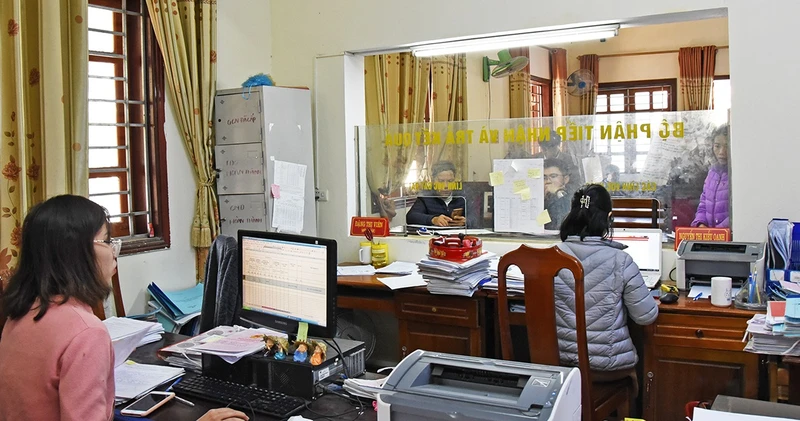 Phục vụ nhân dân chu đáo tại Trung tâm một cửa huyện Anh Sơn.