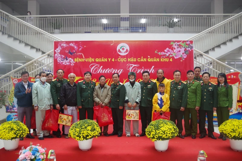 Lãnh đạo Bệnh viện Quân y 4 tặng quà cho các bệnh nhân.