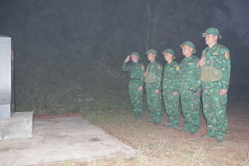 Để mọi người, mọi nhà đón Tết yên bình các chiến sĩ nơi biên cương vẫn tuần tra bảo vệ biên giới bất kể ngày đêm.