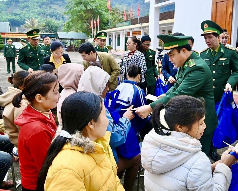 Lãnh đạo Bộ chỉ huy Bộ đội biên phòng Nghệ An và Uỷ ban Mặt trận Tổ quốc tỉnh Nghệ An tặng quà Tết cho các hộ đồng bào nghèo khu vực biên giới