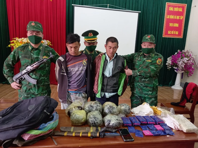 Các đối tượng và tang vật chuyên án.