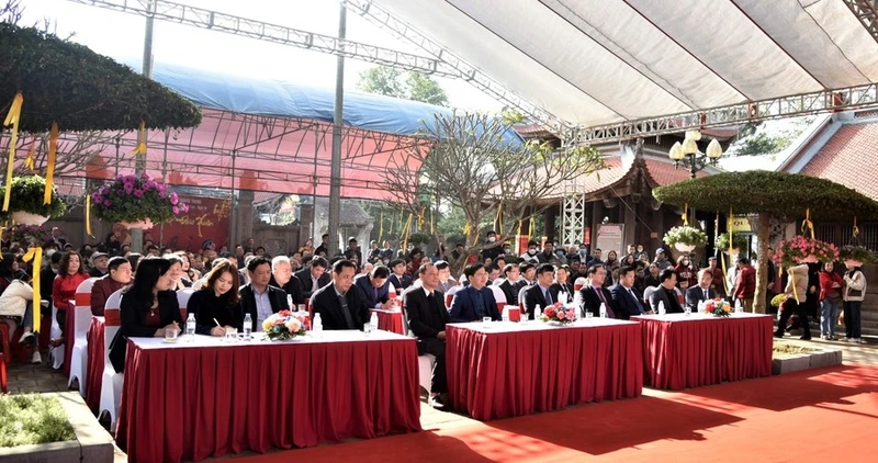 Đại diện lãnh đạo thành phố Vinh, các sở, ban, ngành cùng đông đảo nhân dân và du khách dự lễ kỷ niệm. (Ảnh: Minh Quân)