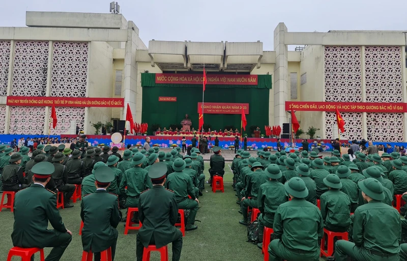 Thanh niên thành phố Vinh lên đường nhập ngũ.
