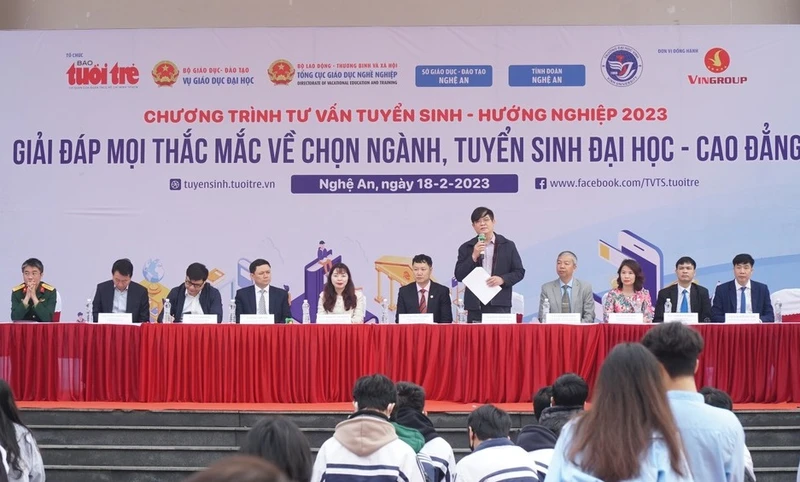 Ban tư vấn trả lời các thắc mắc cho học sinh và phụ huynh xung quanh công tác tuyển sinh năm 2023. (Ảnh: MỸ HÀ)