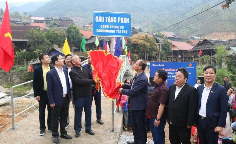 Khánh thành và đưa cầu "giúp em vượt lũ" vào hoạt động. (Ảnh: Lữ Phú)