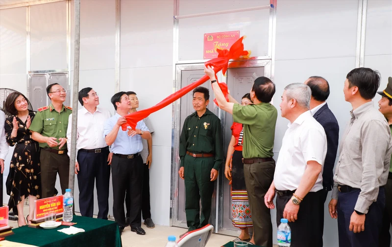 Bàn giao tình nghĩa mẫu cho hộ nghèo ở bản Văng Môn (Tam Hợp).
