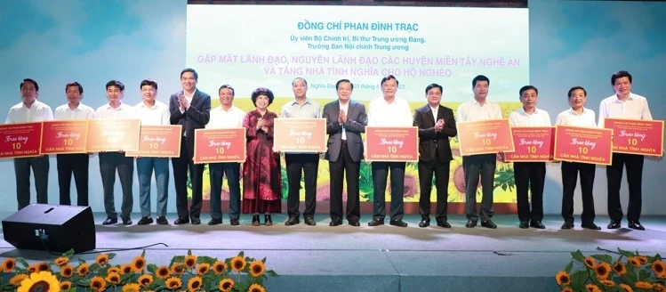 Đồng chí Phan Đình Trạc trao nhà cho người nghèo tại các huyện miền núi Nghệ An.