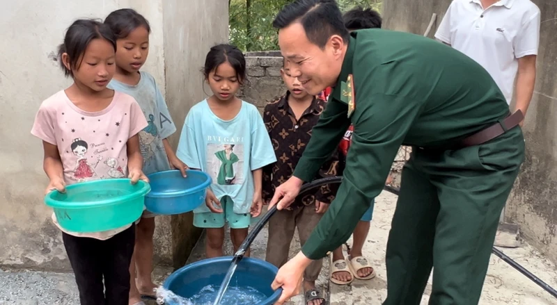 Bàn giao công trình nước sạch cho các nhà trường phục vụ sinh hoạt cho các cháu học sinh.