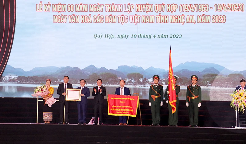 Bí thư Tỉnh ủy Nghệ An Thái Thanh Quý trao Huân chương Lao động hạng Nhì của Chủ tịch nước và tặng Bức trướng “60 năm hình thành, xây dựng, đổi mới và phát triển” của Tỉnh ủy-Hội đồng nhân dân-Ủy ban nhân dân-Ủy ban Mặt trận Tổ quốc tỉnh cho Đảng bộ và nhân dân huyện Quỳ Hợp.