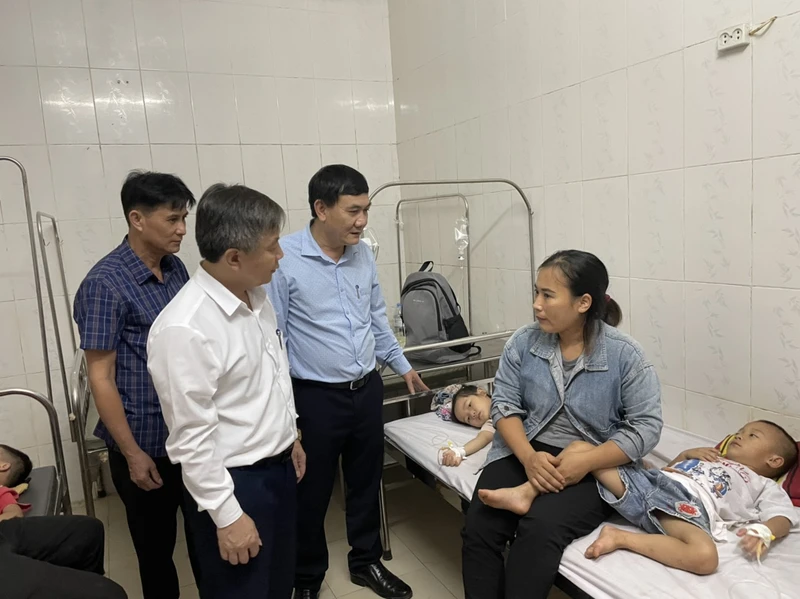 Sở Giáo dục và Đào tạo Nghệ An thăm hỏi các trẻ nghi bị ngộ độc đang điều trị tại Bệnh viện đa khoa huyện Đô Lương.