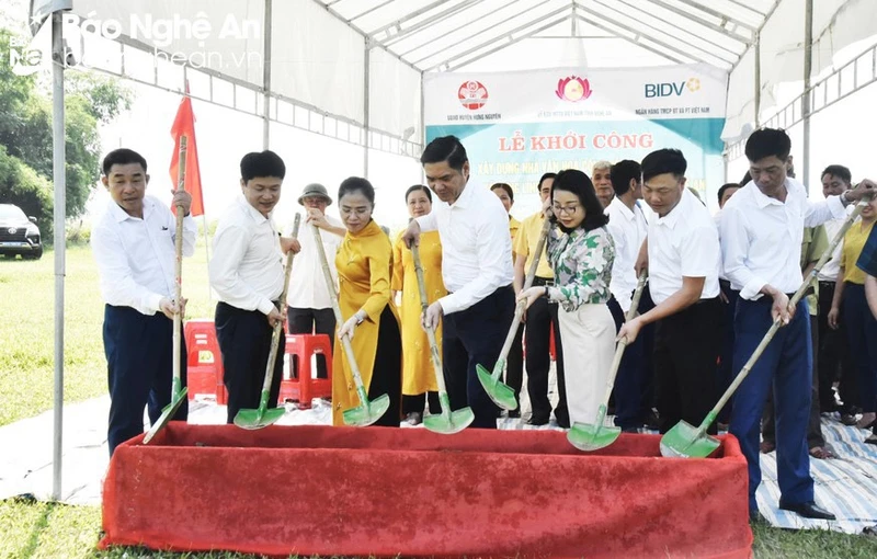 Các đại biểu khởi công xây dựng nhà văn hóa cộng đồng tránh lũ tại địa bàn ngoài đê huyện Hưng Nguyên.