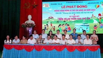 Tổ chức ký cam kết thực hiện “Mùa hè an toàn cho trẻ em” năm 2023.