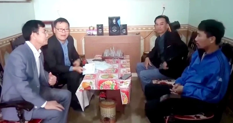 Ủy ban Mặt trận Tổ quốc huyện Nghi Lộc thăm hỏi, động viên các công nhân bị nhiễm bụi phổi. (Ảnh: CSCC)