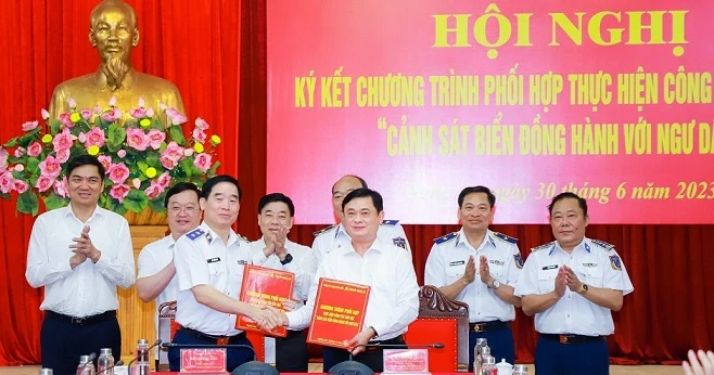 Ký kết chương trình phối hợp thực hiện công tác dân vận “Cảnh sát biển đồng hành với ngư dân". (Ảnh: Thành Duy)