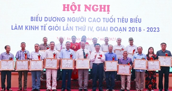 Tặng Bằng khen cho các cá nhân xuất sắc trong phong trào phát triển kinh tế. (Ảnh: Thanh Phúc)
