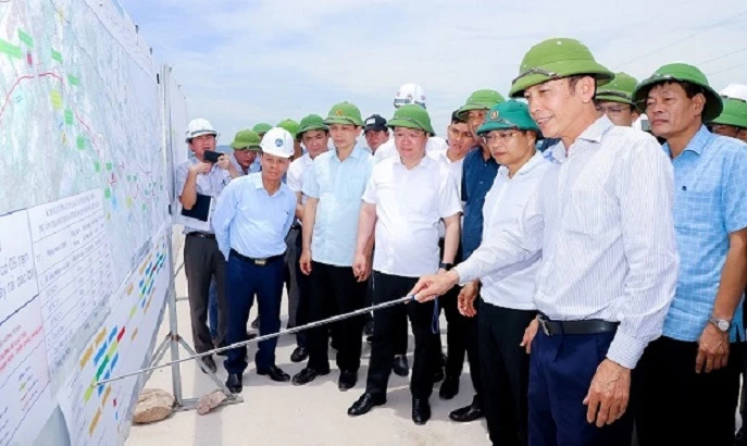 Bộ trưởng Giao thông vận tải kiểm tra tiến độ cao tốc Nghi Sơn-Diễn Châu. (Ảnh: PHẠM BẰNG)