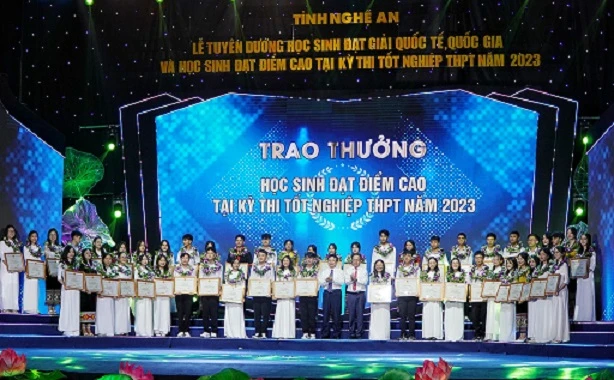 Trao thưởng cho học sinh đoạt giải quốc tế, quốc gia và điểm cao tại kỳ thi tốt nghiệp Trung học phổ thông năm 2023.