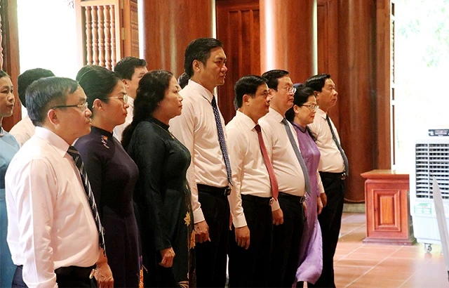 Các đại biểu thực hiện Lễ tưởng niệm Chủ tịch Hồ Chí Minh. 