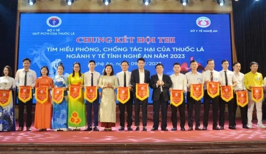 Tặng Cờ lưu niệm cho 16 đội về tham dự vòng chung kết hội thi. (Ảnh: Thành Chung)