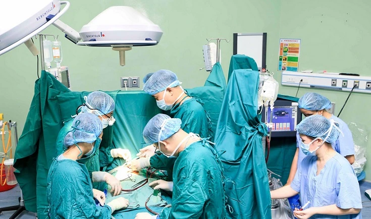 Ca phẫu thuật tim cho bé Nát Sa. (Ảnh: Hoàng Yến)