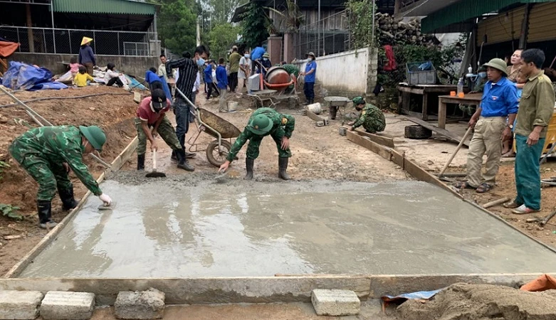 Đồn Biên phòng Keng Đu giúp nhân dân bản Huồi Phuôn 2 (Keng Đu) làm đường giao thông nội bản. (Ảnh Lê Thạch)