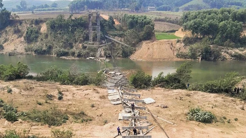 Toàn cảnh sập cầu treo Kẻ Nính.