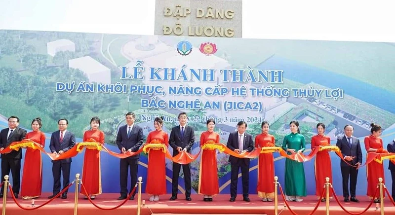 Lãnh đạo Bộ Nông nghiệp và Phát triển nông thôn cùng các đại biểu cắt băng khánh thành dự án.