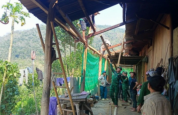 Đồn Biên phòng Mỹ Lý huy động lực lượng xuống địa bàn phối hợp người dân lợp lại mái nhà do giông lốc và mưa đá gây ra.
