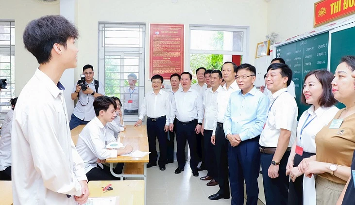 Phó Thủ tướng Lê Thành Long và đoàn công tác kiểm tra công tác chuẩn bị Kỳ thi tốt nghiệp THPT tại điểm thi Trường THPT Huỳnh Thúc Kháng.