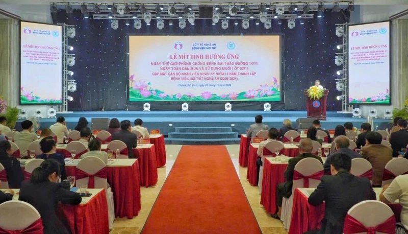 Toàn cảnh lễ mít-tinh hướng ứng ngày phòng, chống bệnh đái tháo đường, ngày toàn dân mua và sử dụng muối i-ốt.