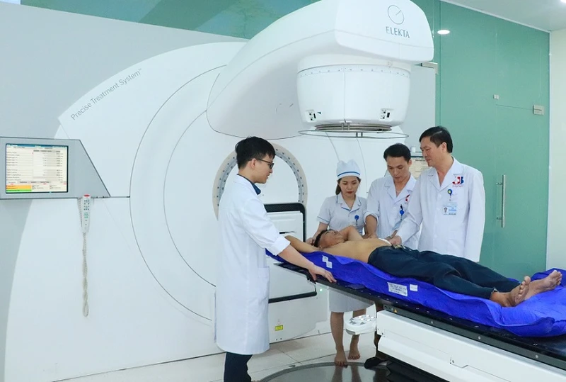 Bệnh viện Ung Bướu Nghệ An triển khai kỹ thuật xạ trị tại Trung tâm Xạ trị.