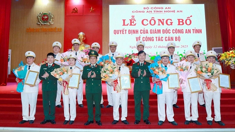 Lãnh đạo Công an tỉnh trao quyết định, chúc mừng các đồng chí nghỉ công tác trước hạn tuổi phục vụ cao nhất trong Công an nhân dân. (Ảnh: Trọng Tuấn)