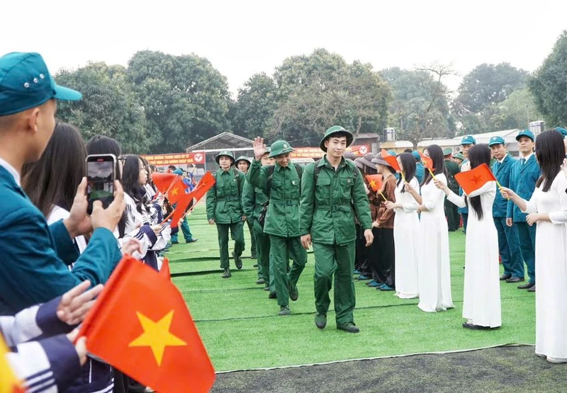 Thanh niên quê Bác hăng hái lên đường nhập ngũ.