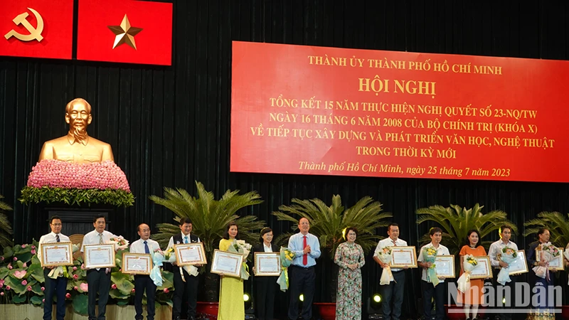 Tặng Bằng khen của Ban Thường vụ Thành ủy TP Hồ Chí Minh cho các cá nhân có thành tích xuất sắc trong thực hiện Nghị quyết số 23
