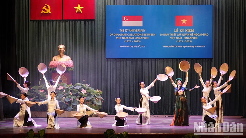 Một tiết mục nghệ thuật trong buổi lễ kỷ niệm.