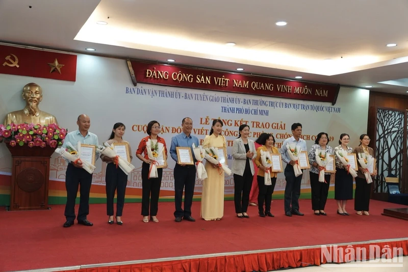 Trao giải Ba tập thể cho các đơn vị.