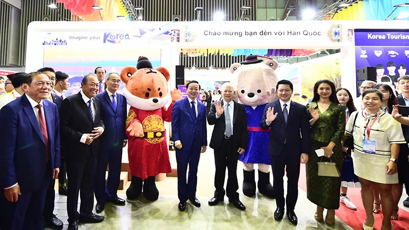 Các đại biểu tham quan các gian hàng triển lãm tại buổi khai mạc.