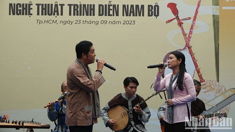 Các nghệ nhân trình bày hò lý Nam Bộ.