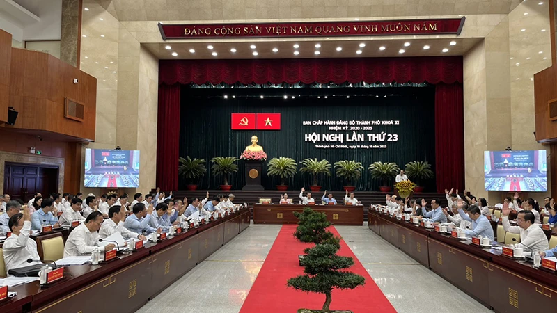 Các đại biểu biểu quyết thông qua nội dung hội nghị.