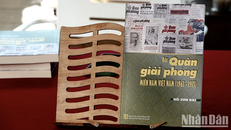 Bìa cuốn sách Báo Quân giải phóng miền nam Việt Nam (1963-1975).