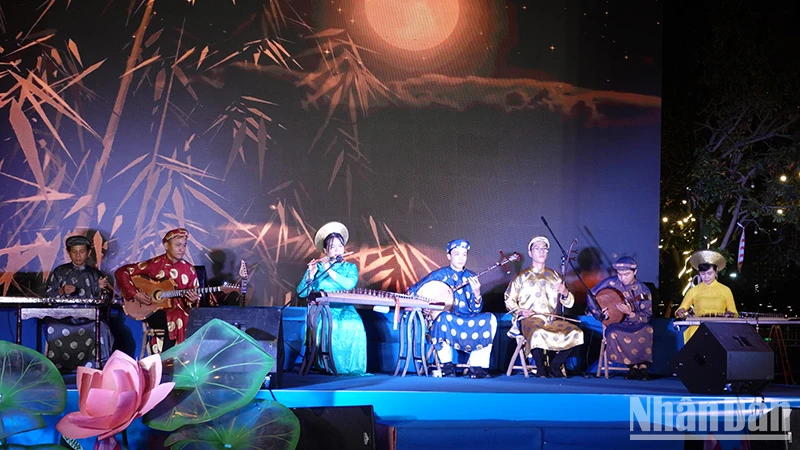 Tiết mục hòa tấu Bộ Bát Ngự (tác giả Nguyễn Quang Đại), thể điệu Chiêu quân - Ái tử kê của đơn vị thành phố Thủ Đức.