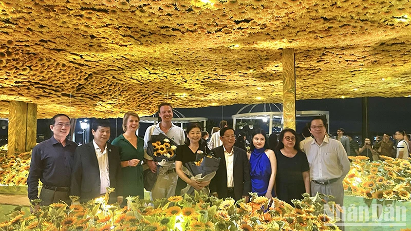 Các đại biểu chụp ảnh lưu niệm bên cánh đồng hoa hướng dương. Van Gogh có niềm đam mê mãnh liệt với loài hoa này.