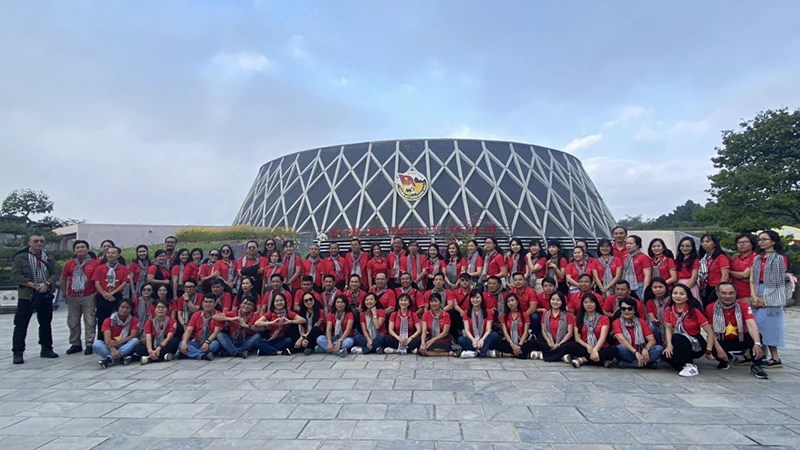 Đoàn cán bộ tuyên giáo, báo chí, xuất bản Thành phố Hồ Chí Minh thăm Bảo tàng Chiến thắng lịch sử Điện Biên Phủ. (Ảnh Ban tổ chức cung cấp).