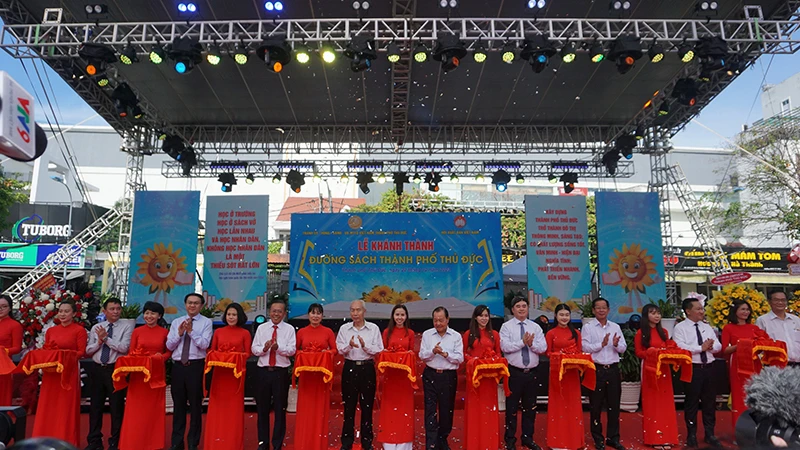 Các đại biểu cắt băng khánh thành Đường sách thành phố Thủ Đức.