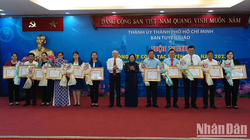 Ban Tổ chức trao Bằng khen của Ban Thường vụ Thành ủy Thành phố Hồ Chí Minh cho các tập thể.