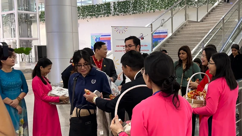 Những vị khách quốc tế đầu tiên đến Thành phố Hồ Chí Minh trong năm 2024.